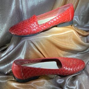 RED basket weave red flat Trotters. Basket weave leather size 8n. Box‎ 6